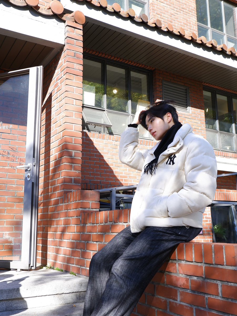 WEi__Member's tweet photo. [#준서] 가을인가 겨울인가🍂❄️ https://t.co/dKRyJLe493