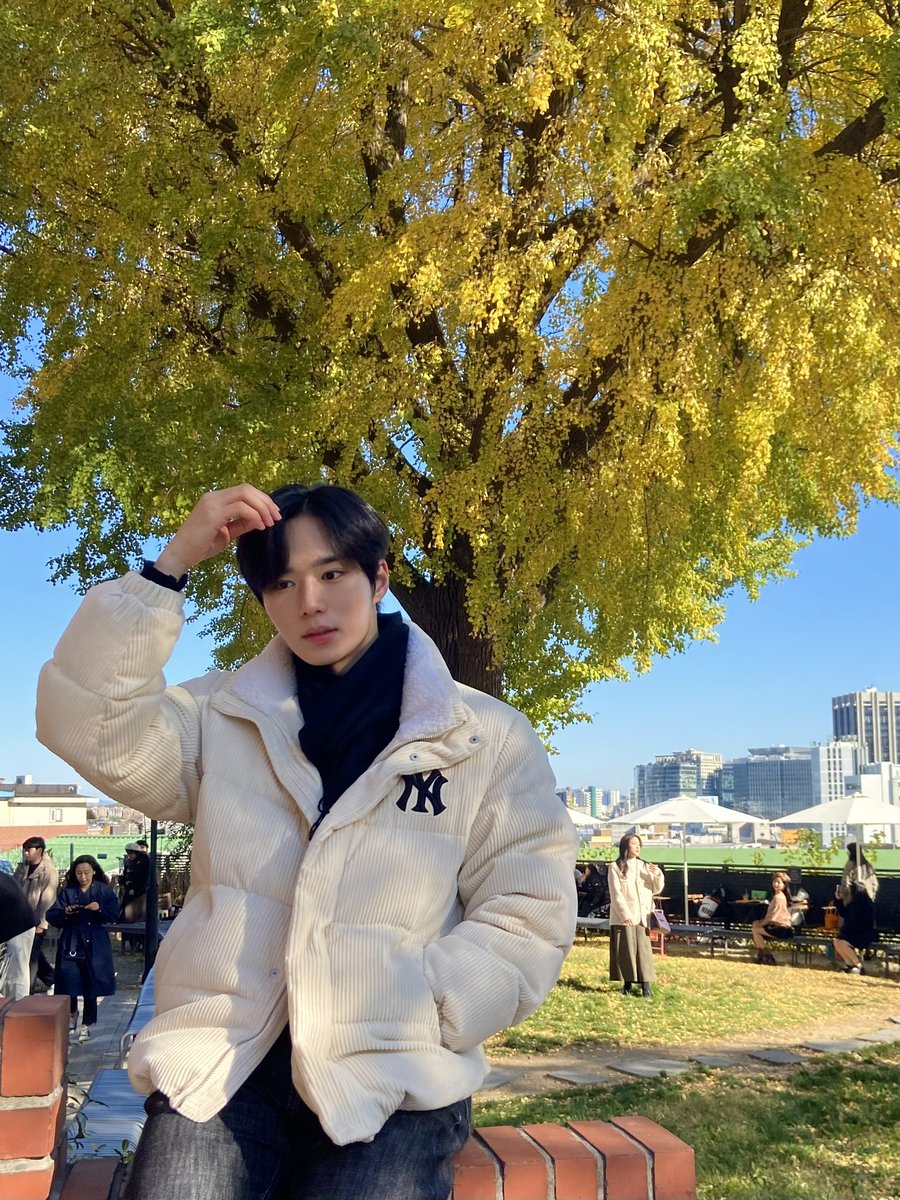 WEi__Member's tweet photo. [#준서] 가을인가 겨울인가🍂❄️ https://t.co/dKRyJLe493