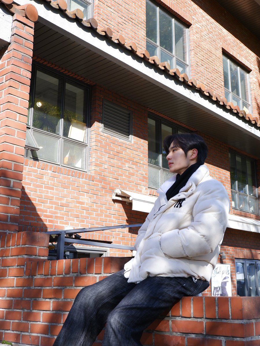 WEi__Member's tweet photo. [#준서] 가을인가 겨울인가🍂❄️ https://t.co/dKRyJLe493