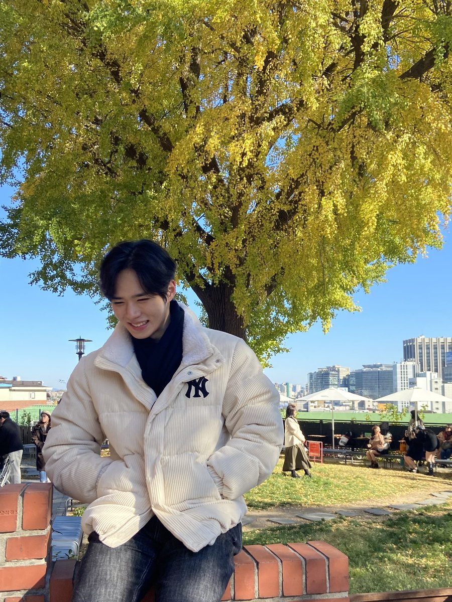WEi__Member's tweet photo. [#준서] 가을인가 겨울인가🍂❄️ https://t.co/dKRyJLe493