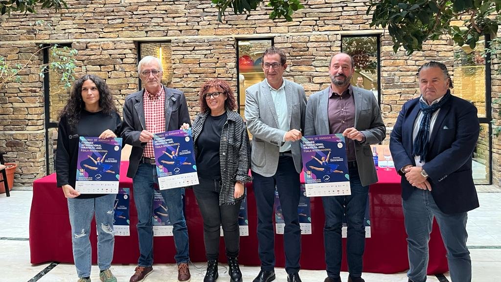 📢A concelleira de Deportes, Pilar Luiero asistiu esta mañá á presentación do Xacobeo de Ximnasia Rítmica que terá lugar o 18 e 19 de novembro Multiúsos Fontes do Sar 🤸‍♀️🥇