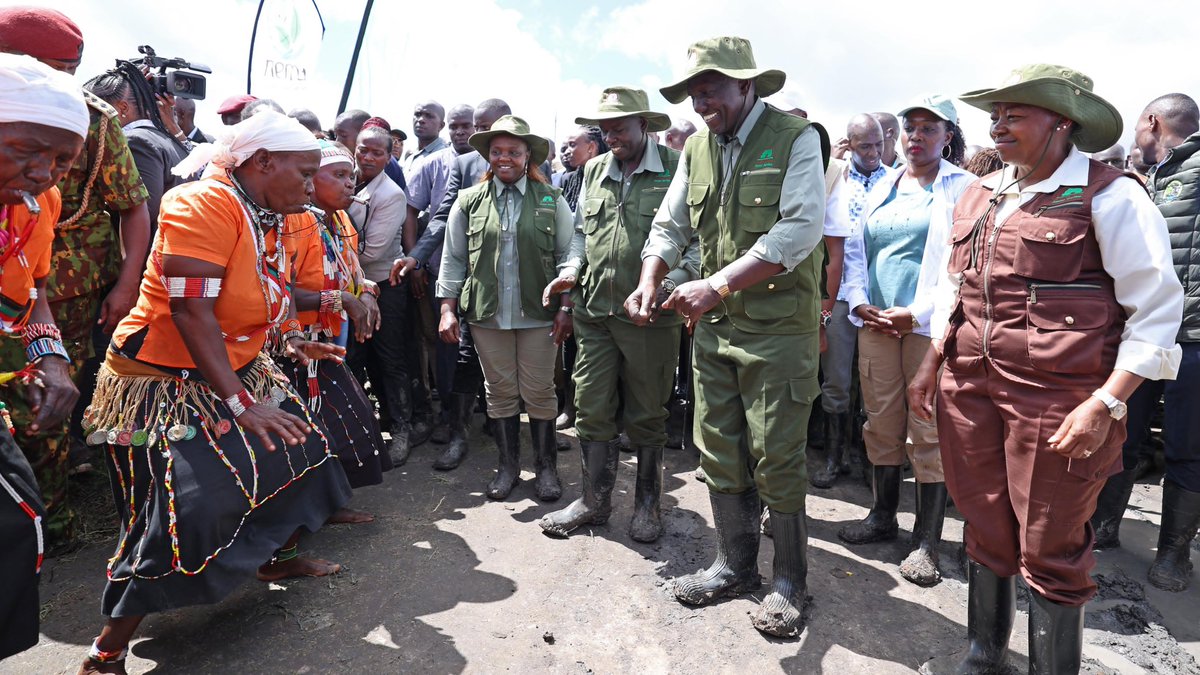 Cleophasmalala's tweet photo. Leading the Nation's efforts towards Climate Action. Effects of Climate change are well visible and President William Ruto is pivoting Kenya as a leader on the  continent by the 15Billion trees campaign.

#GreeningKenya
#Roadto15BTrees
#NationalTreePlantingDay
#UDAParty https://t.co/HnN2escCZS