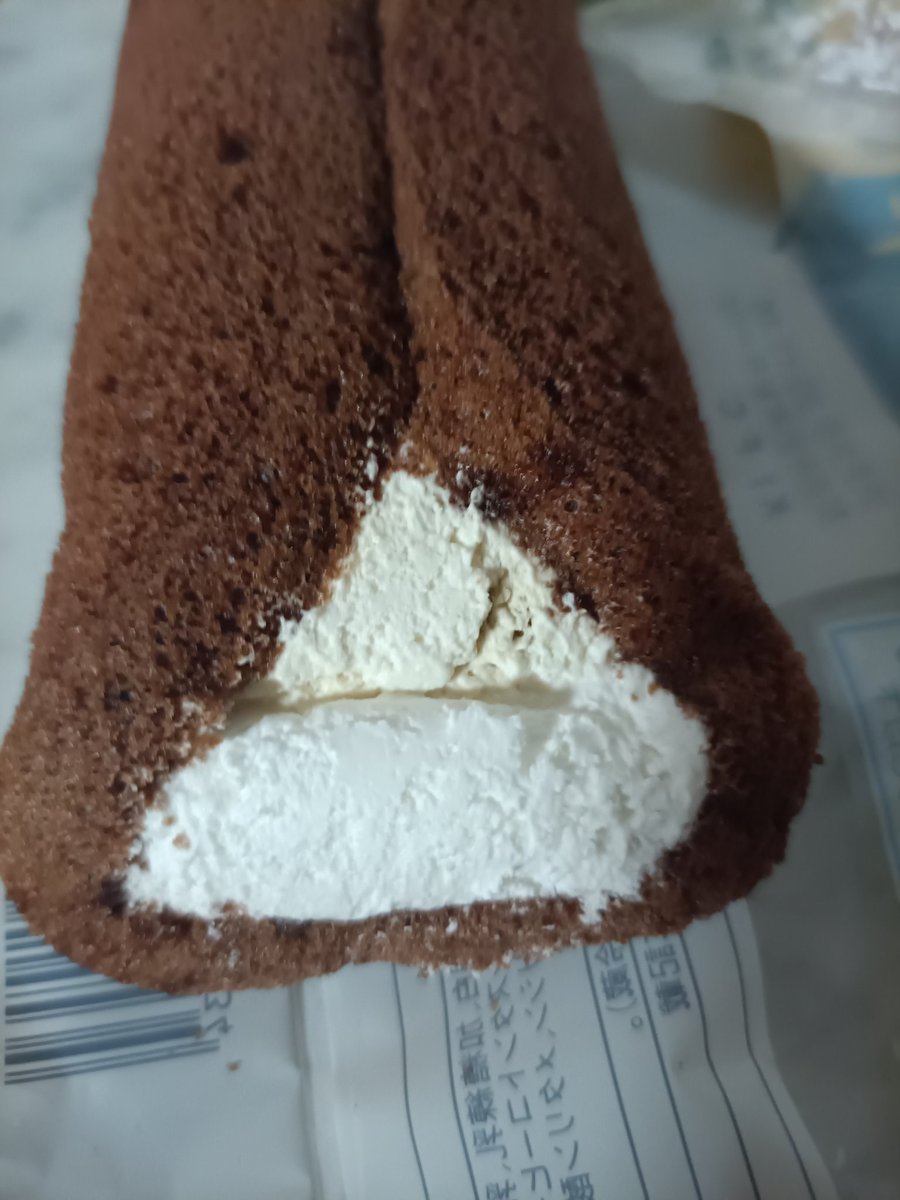 37f2182979514ff's tweet photo. スーパー購入
山崎製パン
プヂンオムレット

コレだよ山崎に求めているものは
この突拍子もない発想
100万パワー+100万パワー
云々
で1200万パワー
みたいな

肝心の味は他社に比べるとプヂン感が足りない
プヂンの練乳も固さもなくクリームと一体になっている

でも甘さ控えめで食べやすくすぐ消えた https://t.co/eCT16MEy8n