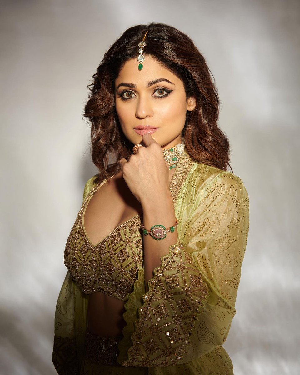 BollywoodlifeHi's tweet photo. #ShamitaShetty  के #dressingsense पर  फ़िदा हुए फैंस बोले - 'वाह! कितनी खूबसूरत हो ..' https://t.co/fmy5xyFoqe