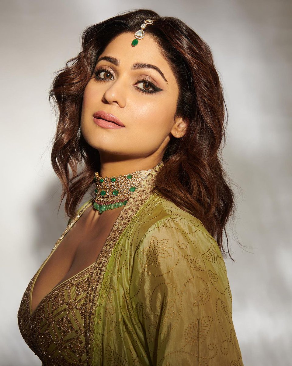 BollywoodlifeHi's tweet photo. #ShamitaShetty  के #dressingsense पर  फ़िदा हुए फैंस बोले - 'वाह! कितनी खूबसूरत हो ..' https://t.co/fmy5xyFoqe