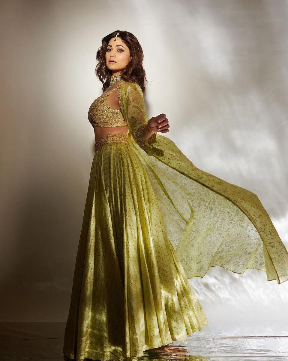 BollywoodlifeHi's tweet photo. #ShamitaShetty  के #dressingsense पर  फ़िदा हुए फैंस बोले - 'वाह! कितनी खूबसूरत हो ..' https://t.co/fmy5xyFoqe