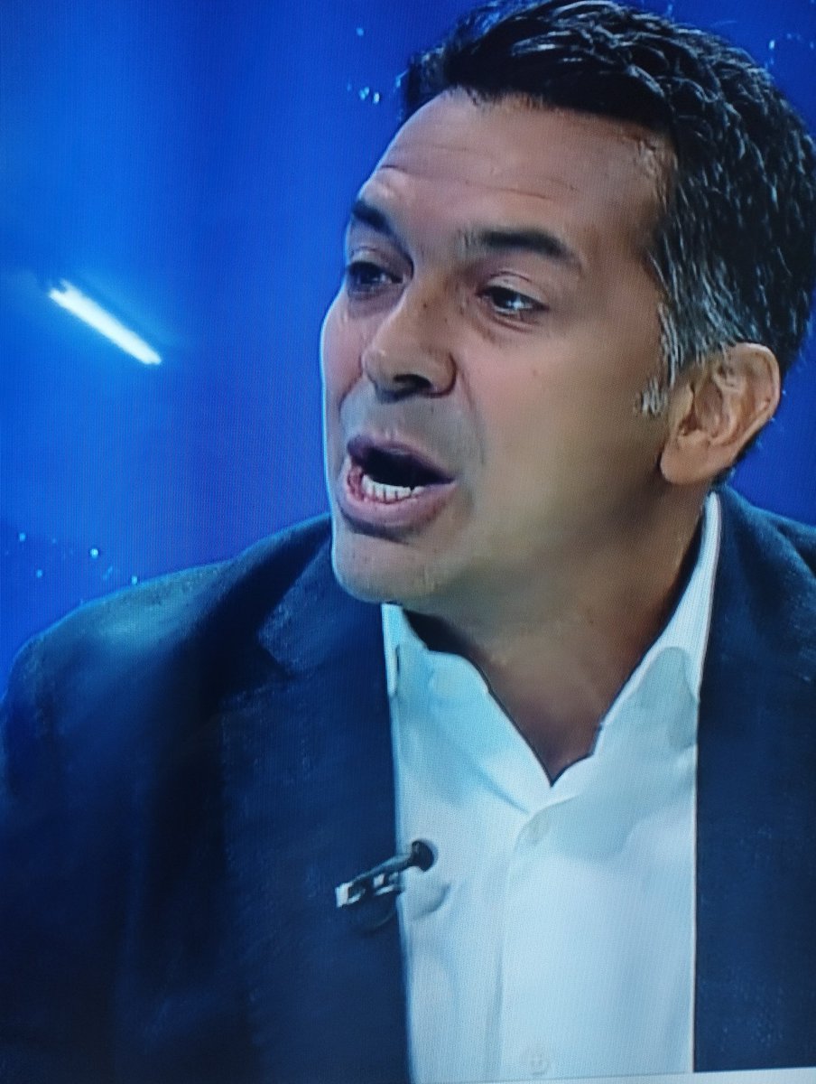 SipuFRENADESO's tweet photo. La campaña de los dueños de medios de desinformación, con sus cachorros ladrando , para generar odio y miedo , CONTINÚA...  El ex cónsul del gobierno del PRD 2005  manipulando en @tvnnoticias  de Stanley Motta.. Ese PRD del gob de Martin Torrijos. Otro clase de cara dura. https://t.co/iXlFSG3zr6