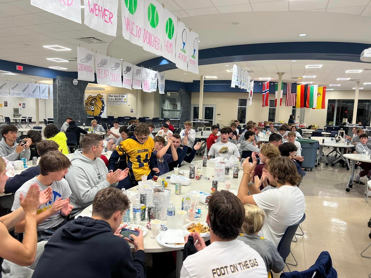 OFCSDistrict's tweet photo. π This fall, the OFHS varsity football program made some powerful connections with younger Bulldogs who participate in the Olmsted Falls Youth Football Program. Coaches Deluca and Pace have joined OF youth team practices to lend extra advice on plays and techniques, and youth... https://t.co/7OnN0OrfMs