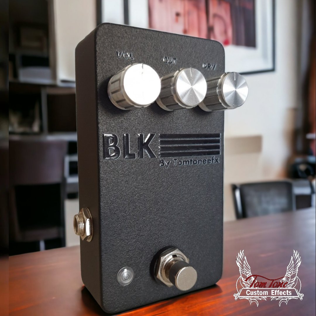 BLK Distortion 

#tomtone #blk #Distortion  #pedalfx #guitarfx #fxpedals #effectspedals #guitareffects #efeitosdeguitarra #drv #pedaisdeefeitos #inventions #pedaisdeguitarra #stompbox #customshop #customseffects #custompedals #boutiquepedals #tonehunter #pedalhunter