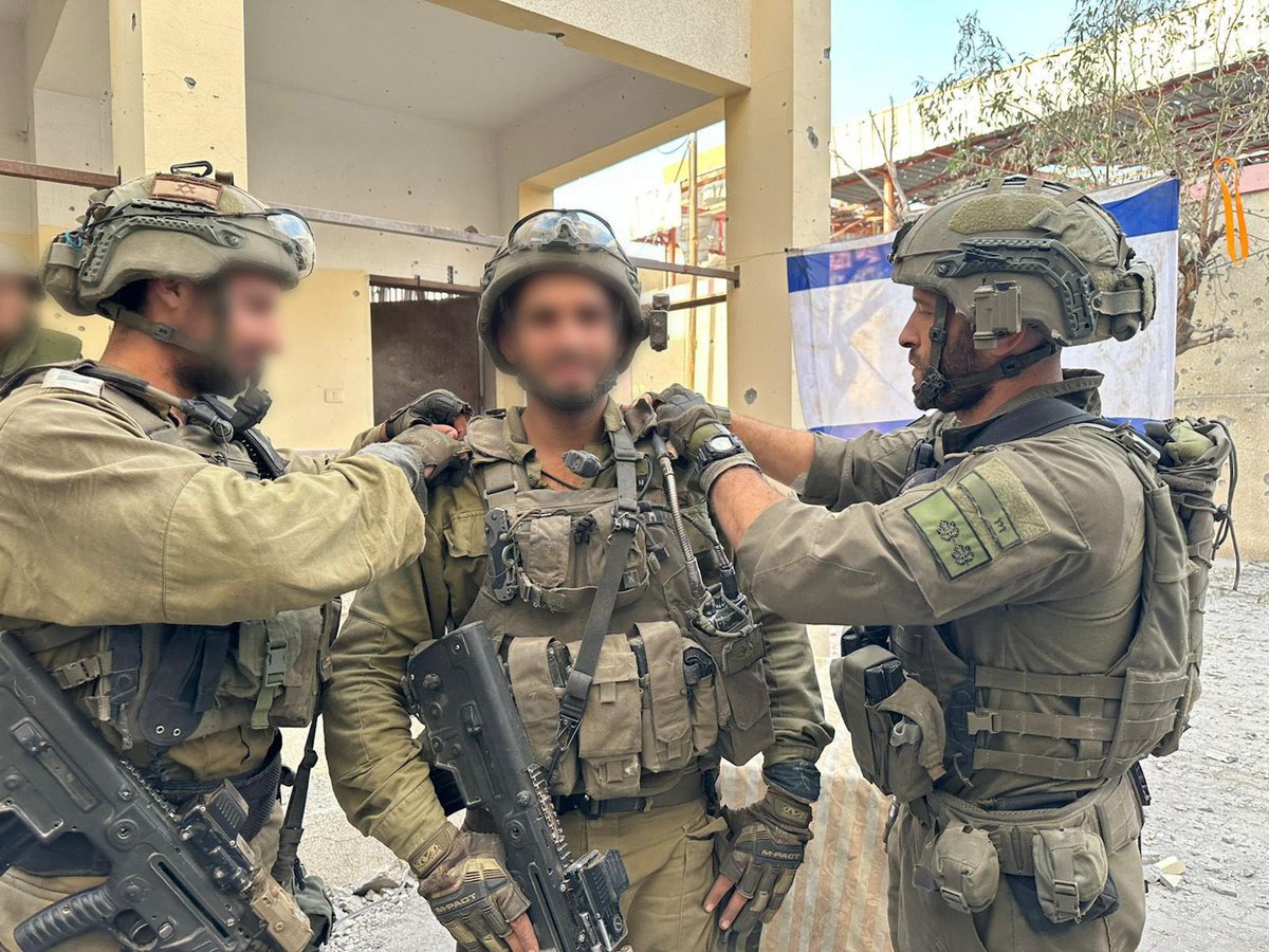 IDFSpokesperson's tweet photo. עשרות לוחמי סיירת גבעתי של מחזור אוגוסט 2022 סיימו ביום חמישי האחרון מסלול במהלך הלחימה בלב העיר עזה. 

את המאורע ציינו בטקס חלוקת סיכות הלוחם, שהתקיים ברצועת עזה לאחר ימים שהסיירת פועלת להשמדת תשתיות אויב, השתלטות על מתחמי חמאס וחיסול האויב >> https://t.co/nWk5S6hQEH