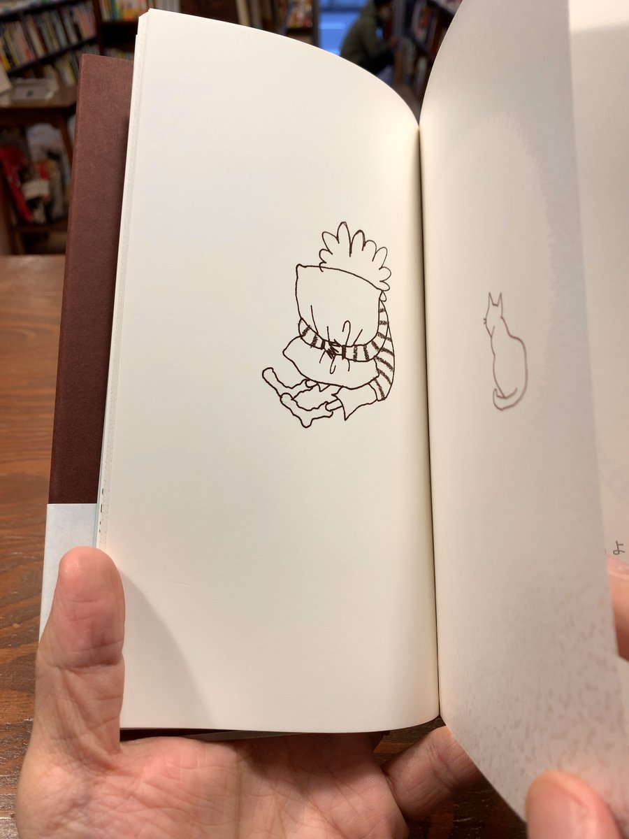 flaneur_books's tweet photo. こんなに心に染みる造本があったかな……と思える、ずっと持っていたい絵本が生まれました。

亡くなってしまって、もう姿が見えない愛するネコ。見えないけれど、いまもここにいる。
ネコを亡くしたボクはただ一人、クリーム色の本文用紙にぽつんと描かれている。
亡くなったネコは、薄い膜のような半透明の紙に描かれて、いつもと同じくボクの側にいるのに、別のレイヤーに行ってしまってボクには見えない。
それが、段々と、見えないけれどそこにいると感じられてくる。

愛する存在と死別する悲しみとそれを受け入れること、その心の流れを、造本の技法によってこんなにも心に迫るものとして表現できるなんて、素晴らしいなと思います。

もちろん、素直で余計なものを脱ぎ捨てた絵と言葉が魅力的なのは言うまでもありません。

『je suis là　ここにいるよ』　シズカ 作・絵／月とコンパス

フラヌール書店のウェブストア（BASE）でもご購入いただけます。
https://t.co/Qfh3Naxp6L
