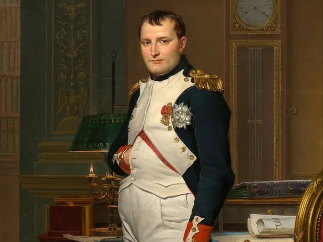 DatosDeFrancia's tweet photo. Conocías estas curiosidades de  Napoleón Bonaparte?
-padecía de estreñimiento crónico.
-le faltaba un testículo.
-se comenta que poco después de morir un anónimo afeitó su cabeza y repartió sus cabellos entre los seguidores.
#iescamposdenijar #4ESOA @dividi109 https://t.co/bgA1v4Nuvt