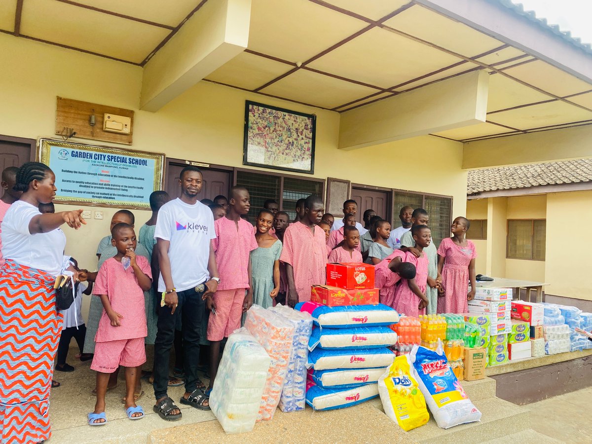 OnscoloAdjei's tweet image. Hello fam! Christmas is coming and as usual as I have been doing for the past years since 2021, I will be visiting the needy homes to put some smiles on their faces. This will be the ninth donation (items donations). My dms are open, if you would like to help you can dm