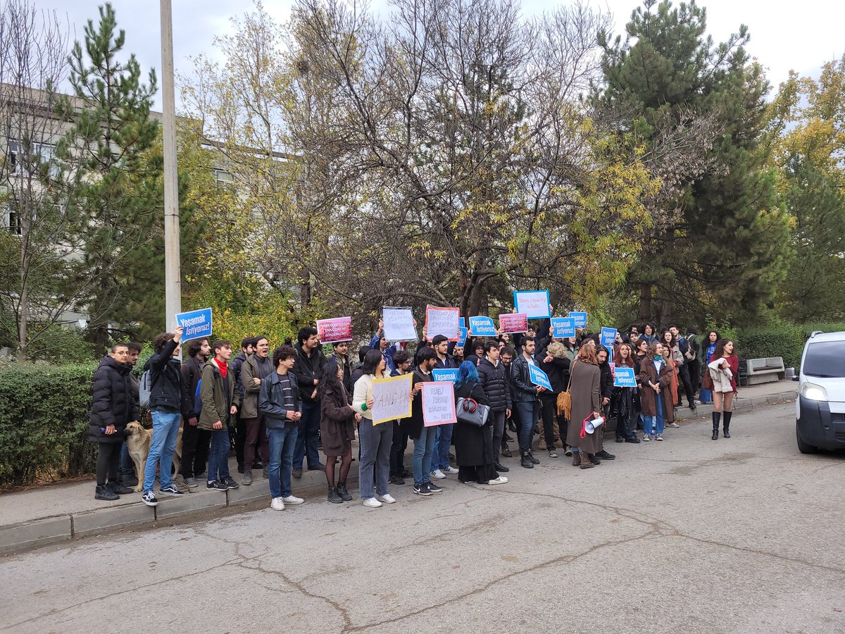 Depremzede öğrencilerin kaldıği 13. Yurtta sıkıntılar bitmiyor. Normalde 1 kişilik lisansüstü yurdu şeklinde planlanan fakat depremle hizmete giren yurtta öğrenciler 9mt2lik odalarda 3 kişi kalmaya zorlanıyor.
İnsanca barınma koşulları için 13. Yurt Öğrencileri eylemdeydi.