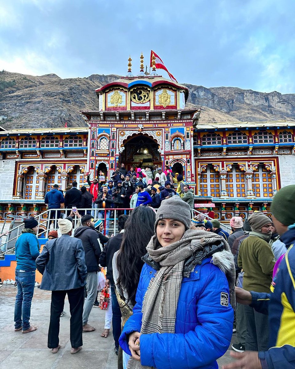 Shehnaaz Gill offers prayers at Badrinath temple, shares photos from her spiritual sojourn

More details: republicworld.com/entertainment/…

#ShehnaazGill #Shehnaaz #shehnaazains #ENTERTAINMENT #EntertainmentNews