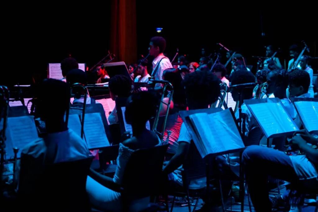 CNEArtCuba's tweet photo. ✨𝐂𝐋𝐀𝐔𝐒𝐔𝐑𝐀✨
🇨🇺II Festival #ℂ𝕦𝕓𝕒𝕍𝕒ℂ𝕠𝕟𝕞𝕚𝕘𝕠 Acompañaron al pianista la Jazz Band del Conservatorio "Amadeo Roldán", la Orquesta de Cuerdas y el Coro de Cámara de la Escuela Nacional de #Música. #ElArteDeEnseñarElArte #CubaEsCultura https://t.co/OBrfiKltHM https://t.co/0HFM2nn9RE