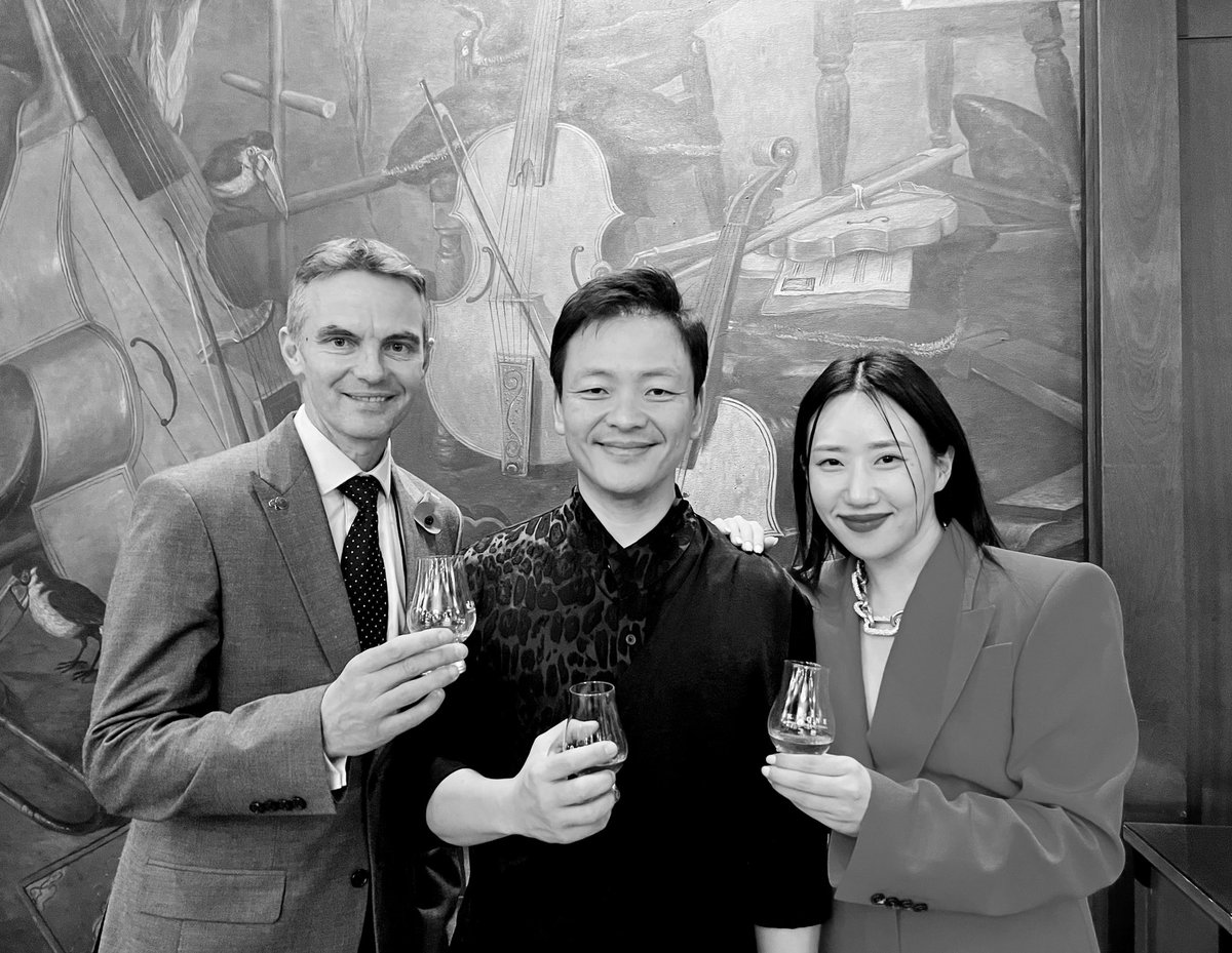 gazweir's tweet image. Fun evening at the 54th Korean Modern Literature Awards reading one of the winning poems. With thanks to @koreatimescokr #TheTrinity @ltikorea &amp;amp; 𝐌𝐢𝐧𝐢𝐬𝐭𝐫𝐲 𝐨𝐟 𝐂𝐮𝐥𝐭𝐮𝐫𝐞, 𝐒𝐩𝐨𝐫𝐭𝐬 𝐚𝐧𝐝 𝐓𝐨𝐮𝐫𝐢𝐬𝐦.