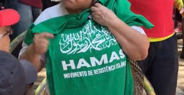 criacionismo's tweet photo. Manifestantes usaram bandeiras e camisetas pró-Hamas em atos em São Paulo. Sim, apoiando os terroristas que decapitaram e queimaram bebês, estupraram meninas e sequestraram idosos. Se isso não é o esfriamento do amor previsto por Jesus, o que mais pode ser?! https://t.co/rO0mfT84ak
