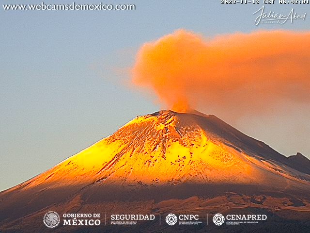 webcamsdemexico's tweet photo. El #volcán #Popocatépetl luce hermoso y nevado este amanecer.

Vista San Nicolás de los Ranchos #Puebla vía @jabed1

Para ver en tiempo real:    
https://t.co/4yt8RjRzbm https://t.co/21qYplz14R