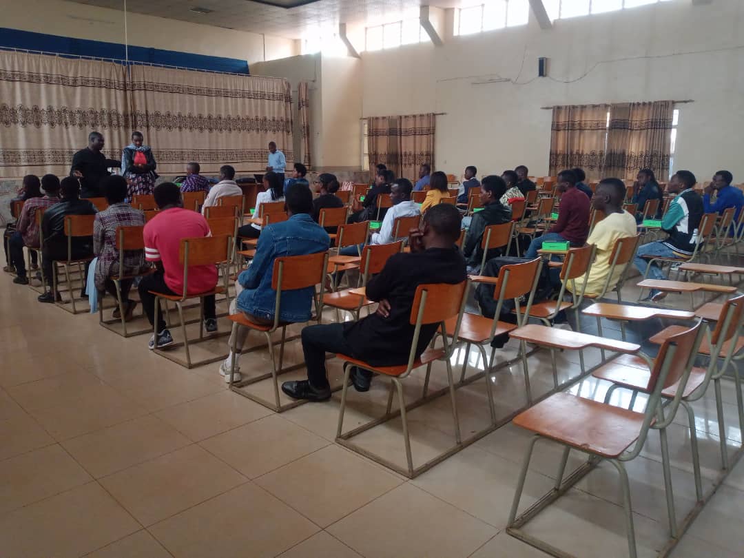Urubyiruko rwa <a href="/GakenkeDistrict/">Gakenke District</a> rwujuje ibisabwa   rwazindukiye mu kizamini cyateguwe na <a href="/statisticsRW/">National Institute of Statistics of Rwanda</a> murwego rwo gushaka ba Enumerators bazakora mwibarura ryimirimo n'ibigo rizaba 01/2024 <a href="/AimeNiyonsenga/">Aime Niyonsenga</a> <a href="/gahundemaurice/">Maurice Mugabowagahunde</a> <a href="/jnabdallah/">UTUMATWISHIMA</a> <a href="/RwandaYouth/">Rwanda Youth Council</a> @MiniYouthRwanda
