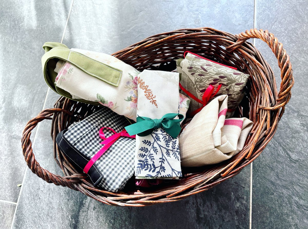 flashMHandmade's tweet image. Handy folding reusable, recycled fabric shopping bags. Available at my market stall on Sunday 19th Nov at Hallow Village Hall. Come and visit us 11-3pm
#ukmakers #craftbizparty #handmadeHour #mhhsbd #twocandomarkets #hallowvillagehall #artisanMarkets