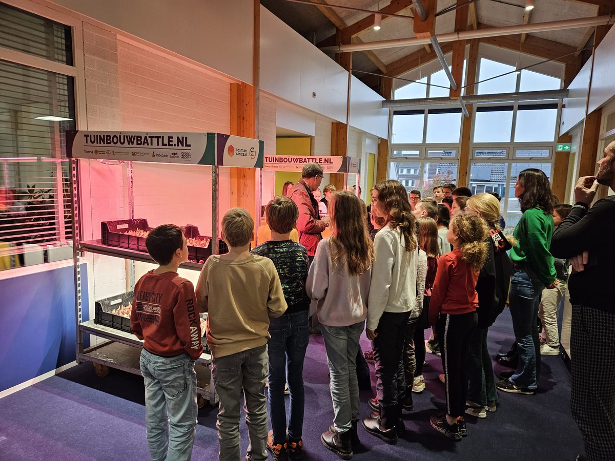 Leerlingen van basisscholen De Springschans en De Dolfijn in Uithoorn gaan de komende weken als echte kwekers op hun eigen mobiele kar tulpen telen, oogsten én verkopen #TuinbouwBattle. Jong geleerd =oud gedaan. Check bit.ly/47rEFFR