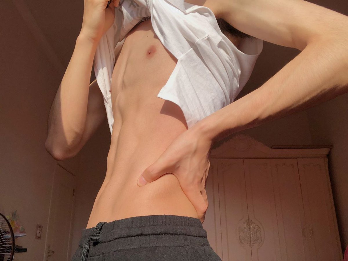 ᅟᅟ  ₍ ︎ ︎ 🌻︎ ︎ ₎ 
O dia está tão quente que só coloquei uma regata, e com a luz que entra da janela pensei em tirar fotos me mostrando um pouquinho, sem medo de ser notado.