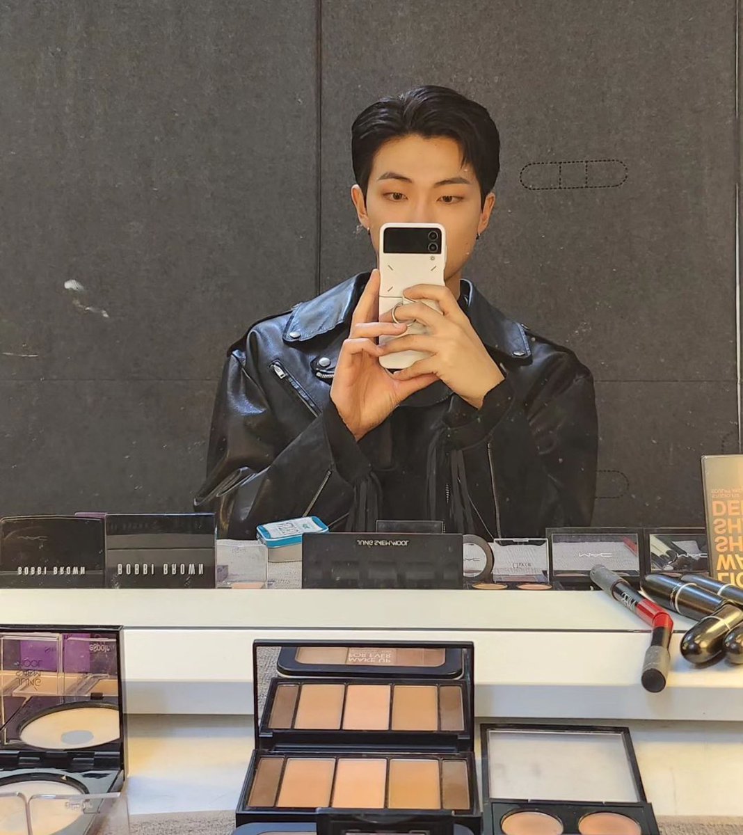LaCassiojefa's tweet photo. Nam con toda su perfección también iluminan nuestro inicio de semana, y 👀 le agradezco por mostrarnos más de los productos que usan sus maquillistas! 😍 aquí podemos ver: Mac, Nars, Bobbi Brown y Jungsaemmool. 😍🔥 https://t.co/wLINX9ywKP