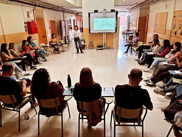 EscolaFlix's tweet image. Avui sessió de claustre amb @annapanisello @cesirecat guiant els nostres projectes i com dissenyem les nostres preguntes essencials. 

#ProgramaFaig #AprenentatgexProjectes #AprenentatgeAmbSentit #XarxaFaig #ComunitatFaig #AprendreFent