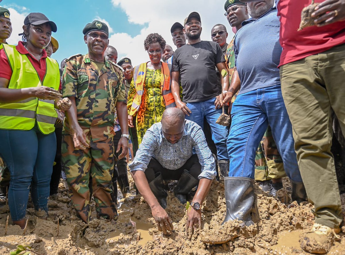 OmeteYusuf's tweet photo. Roads CS -Kipchumba Murkomen @kipmurkomen . Good job. The 15 billion trees journey will require all of us on board.

#GreeningKenya
#Roadto15BTrees
#NationalTreePlantingDay
#WholeGovtApproach
#UDAParty https://t.co/gODhxvVrFU