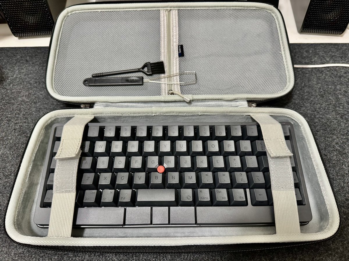 jinanbou519's tweet image. HHKB Studioを持ち運ぶためのケースをAmazonで買ってみた。
Keychron K2用のものでちょっと隙間あるけどHHKB Studioが無事入った☺️
高さもいい感じだし、ブラシとかキーキャップ外すのとかついてるし何より¥3,300と安かったので良い買い物したぜ👍

amazon.co.jp/gp/product/B09…

#HHKBStudio #HHKB