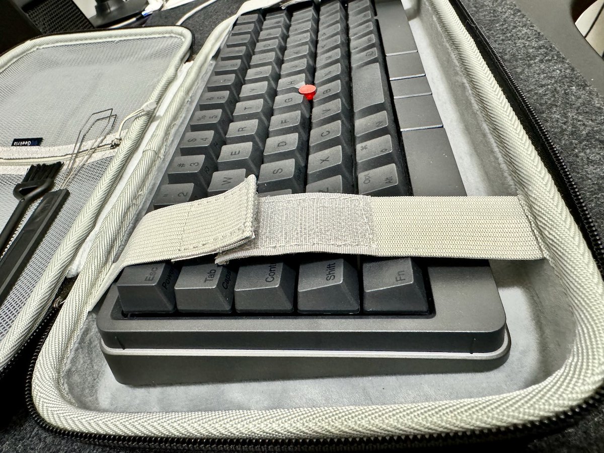 jinanbou519's tweet image. HHKB Studioを持ち運ぶためのケースをAmazonで買ってみた。
Keychron K2用のものでちょっと隙間あるけどHHKB Studioが無事入った☺️
高さもいい感じだし、ブラシとかキーキャップ外すのとかついてるし何より¥3,300と安かったので良い買い物したぜ👍

amazon.co.jp/gp/product/B09…

#HHKBStudio #HHKB
