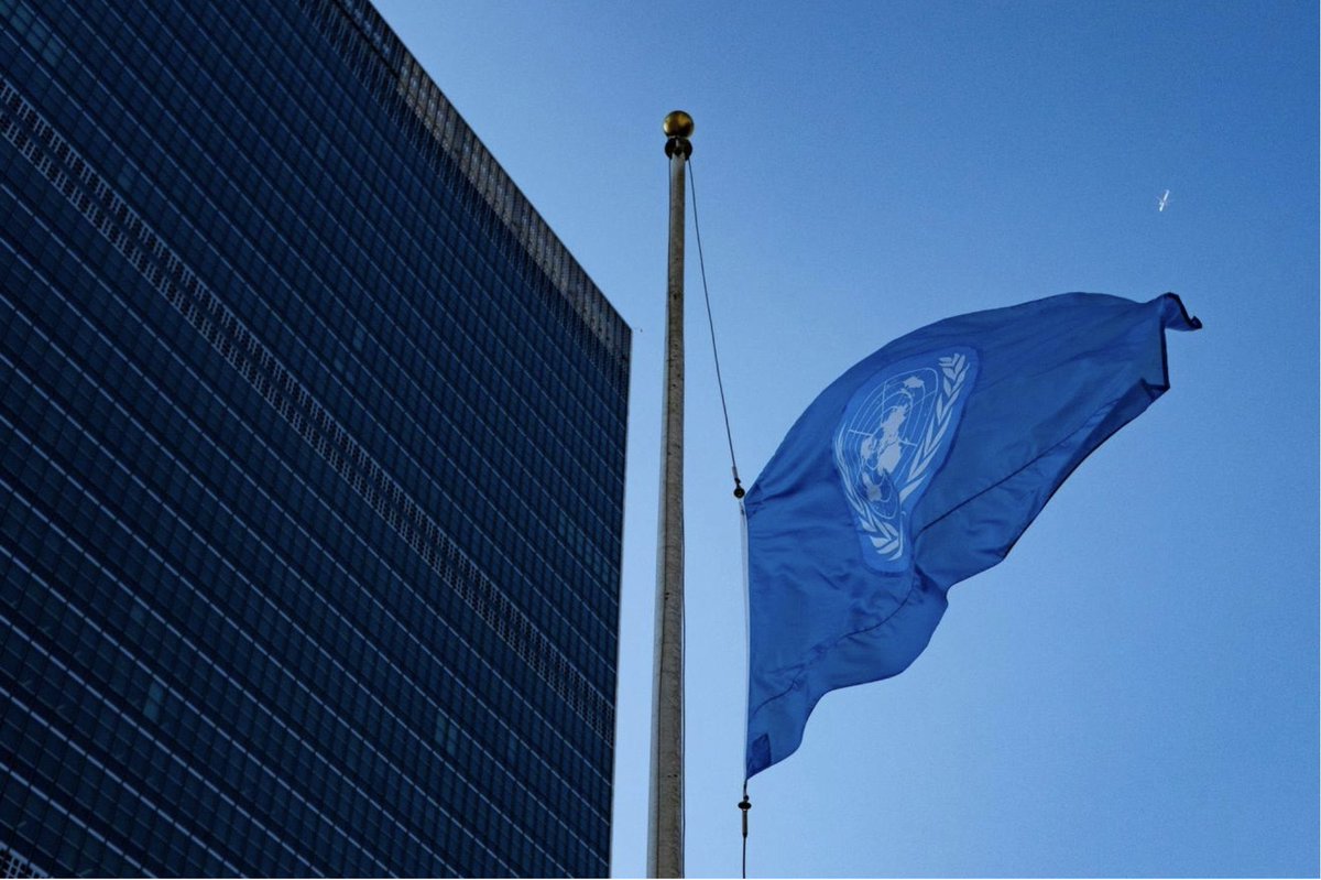 NoticiasONU's tweet photo. La bandera de la ONU 🇺🇳 ondea hoy a media asta en honor de los 101 trabajadores de la agencia para los refugiados palestinos, @UNRWA, que han muerto en #Gaza desde el 7 de octubre, que supone la mayor pérdida de empleados de Naciones Unidas en un sólo conflicto. https://t.co/GofinXcyW2
