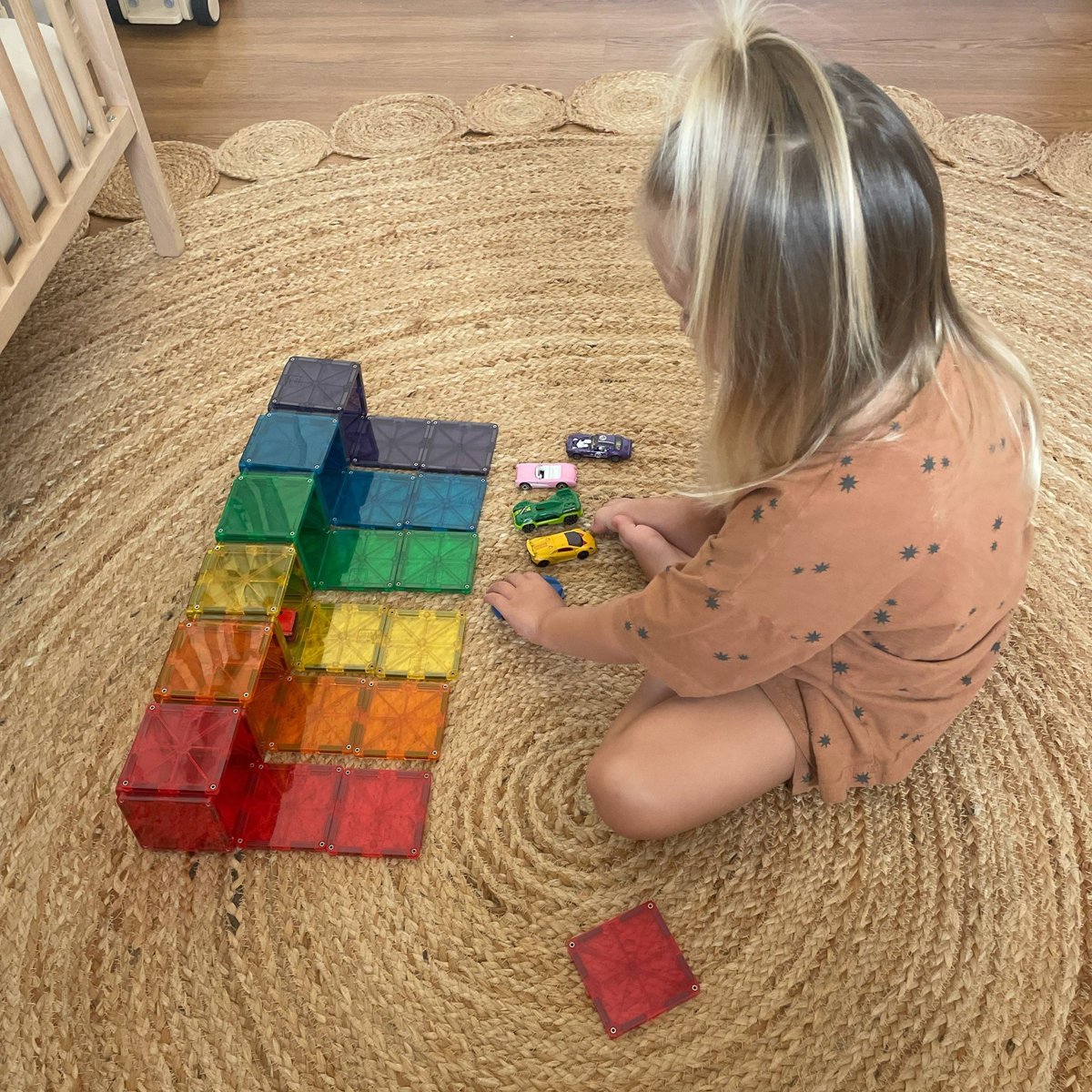 Magnatiles's tweet image. Start off the week with this fun &amp;amp; easy Car Color Sort Activity. Grab your square tiles, build colorful garages and sort cars into the garages by color! 🌈

#MAGNATILES #funactivity #colorsorting #meaningfulplay