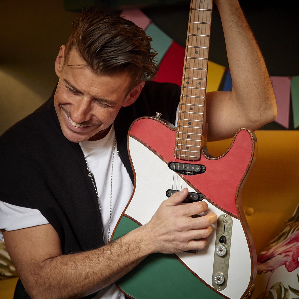 frankgabbani's tweet image. Torno nel mio habitat naturale… torno live! 🎸
Vi aspetto in Piazza Umberto Savoia del Mart di Rovereto, in occasione del tradizionale Concertone dell’Immacolata, in programma venerdì 8 dicembre alle ore 21 🎄
Non mancate!