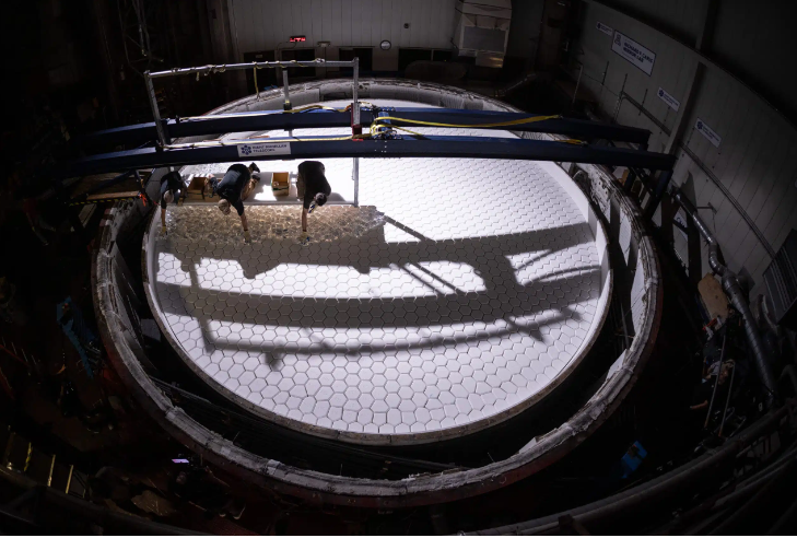 giantmagellanES's tweet photo. Miembros del personal del Laboratorio de Espejos Richard F. Caris de la Universidad de Arizona colocan trozos de vidrio de baja expansión Ohara E6 en un molde para fundir el séptimo espejo primario del Telescopio Gigante de Magallanes, septiembre de 2023 
Crédito: Damien Jemison https://t.co/OTChG9gCm8