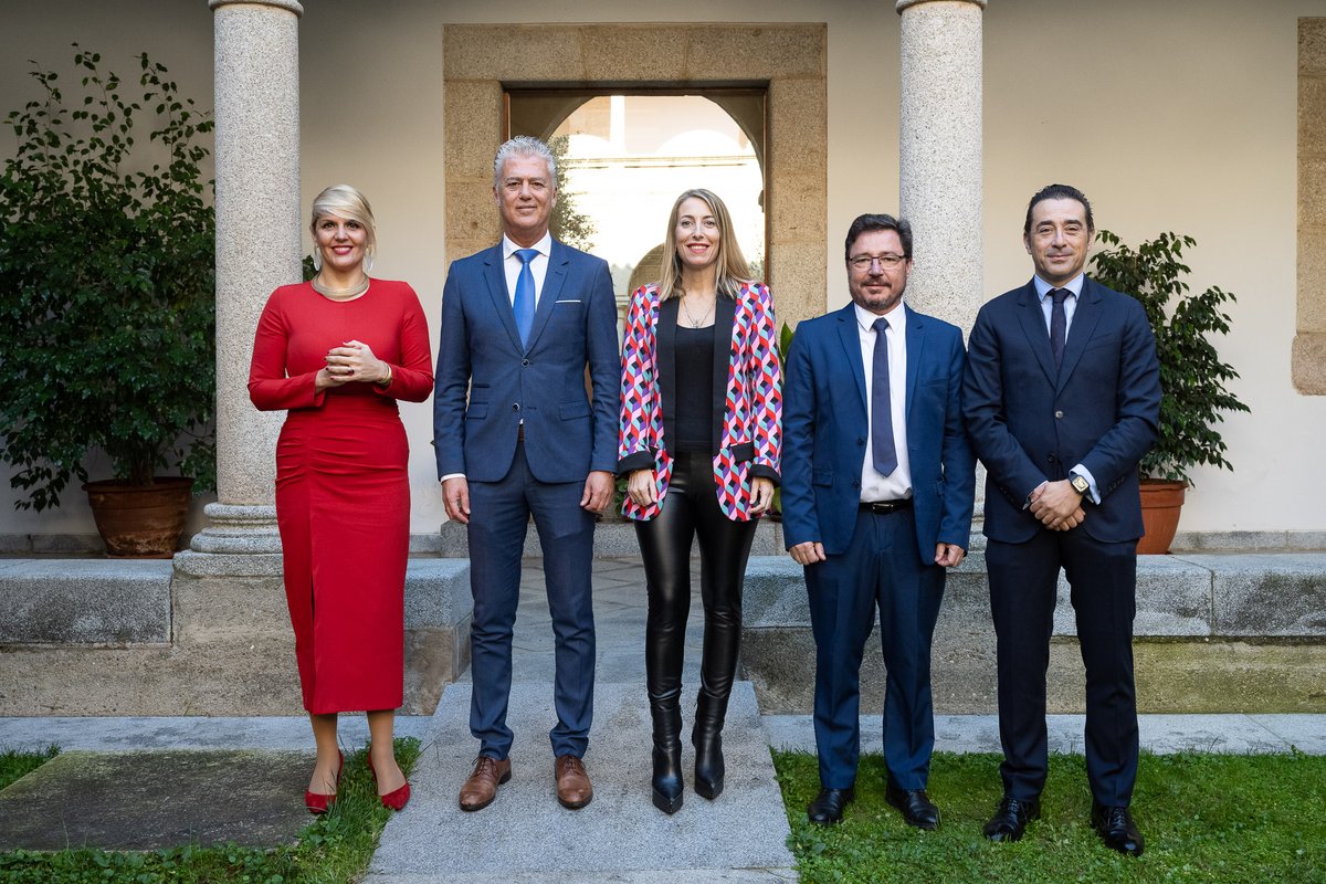 econoempleoEXT's tweet photo. Pymes y autónomos se beneficiarán de la firma del nuevo convenio entre Extraval y diez entidades, impulsado por la Junta.

✅ Habrá más posibilidades de financiación para crear, consolidar o ampliar negocios.

📲 @Junta_Ex @haciendaEXT @ExtravalS 

📝 https://t.co/62iKcSf9ti https://t.co/DEkd6wE6yk