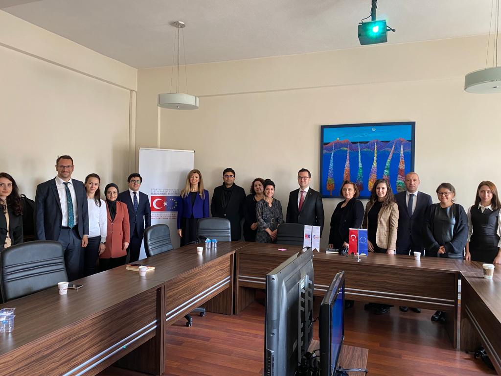 ABBaskanligi's tweet photo. Tüm kurumlarımızın desteği ile IPAdemi ortak eğitimleri hayata geçiyor. @TCTarim’ın eğitmen desteği ile Proje Döngüsü Yönetimi–1 eğitimi #ATAUM’da başladı.Bir hafta sürecek eğitimlerde 15 kamu personeli #projeyönetimi'nin incelikleriyle buluşacak
#ipademi #pcm #abprojeleri #proje https://t.co/4EQovl6oPj