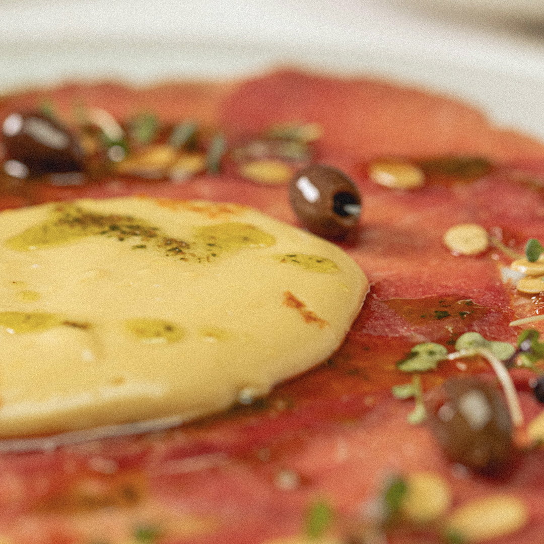 Carpaccio de ternera con salsa de queso Fontina fundido, oliva Taggiasca, almendra tostada y aliño de limón y albahaca. Vuelve el Carpaccio di fonduta 20 años después, por tiempo limitado. ¿Aún no lo has probado? Disfrútalo con #Edizione20Anniversario antes del 26 de noviembre