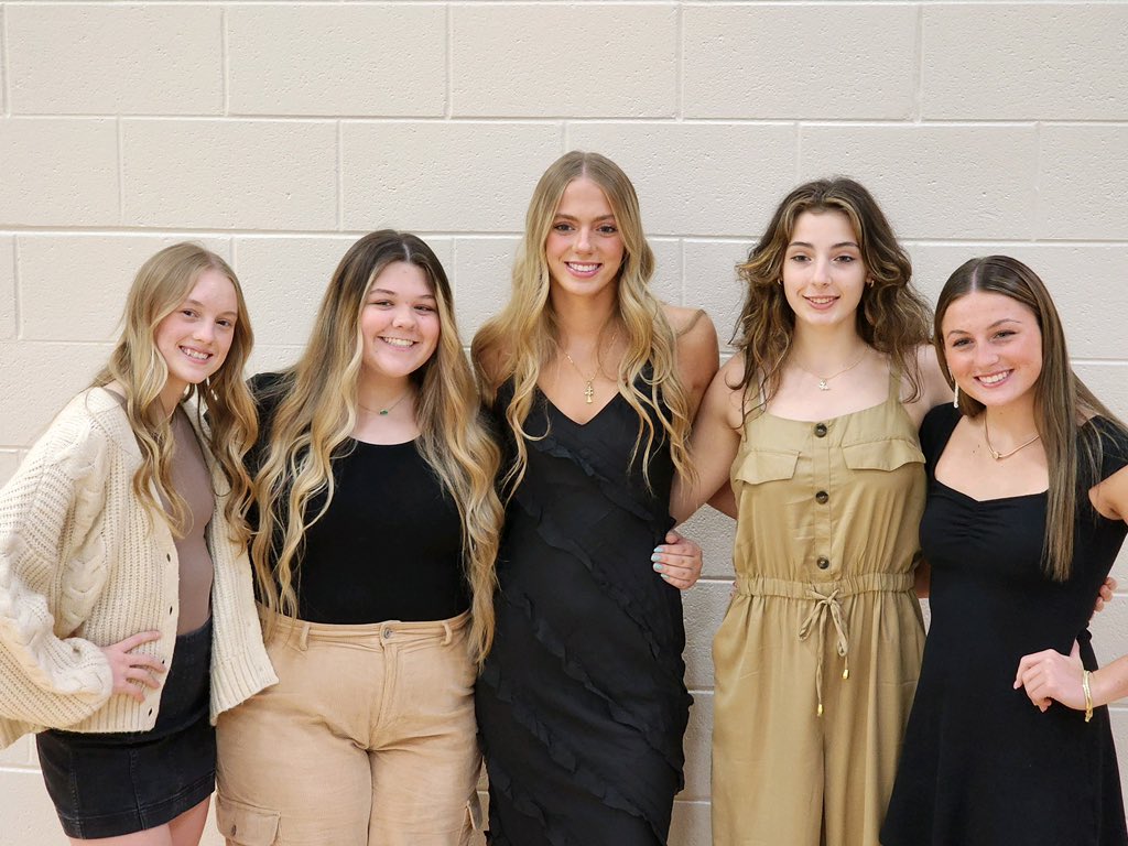 Come out to Lourdes University and support these ladies at the District 7 All-Star Match tonight! Awards are at 7:30 and they play at 7:45✈️🏐💙