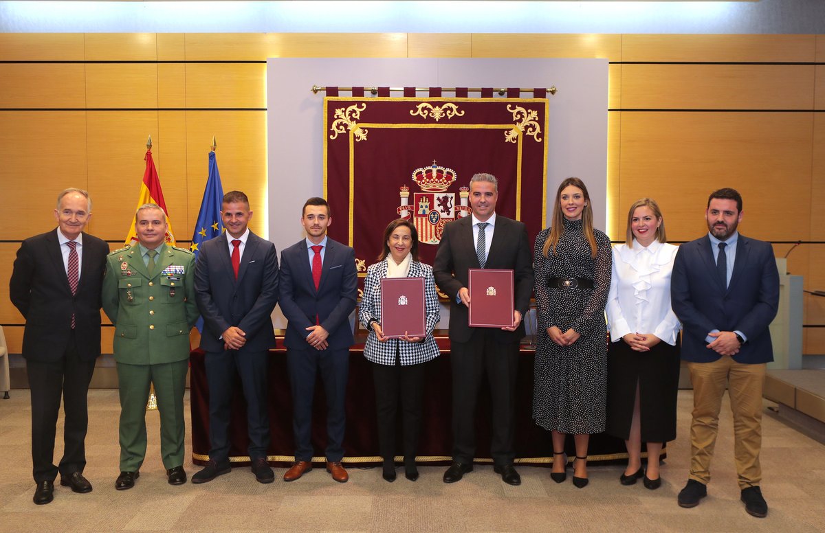 La ministra de Defensa en funciones y el alcalde de Viator firman un Protocolo General de Actuación para promover la #CulturaDefensa. En este marco se crea el premio 'General Álvarez de Sotomayor', que honrará el valor o la #CooperaciónInternacional y se otorgará tanto a civiles