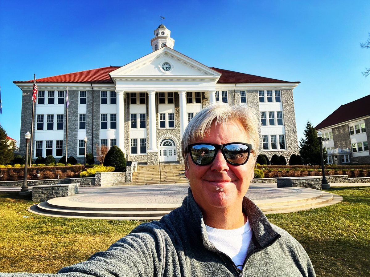 🗞Bill Goodykoontz 💻 tweet media