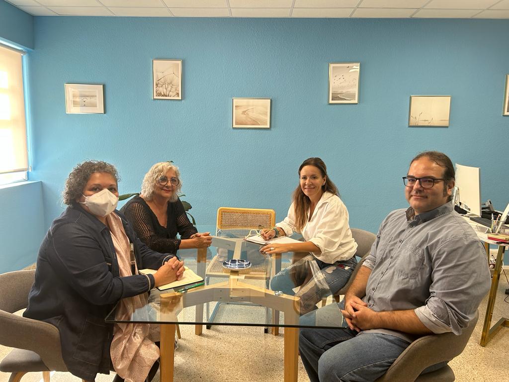 La consejera de Acción Social, Ángeles Fernández, mantiene un encuentro con <a href="/Aderiscanarias/">Asociación Aderis</a> con el objetivo de estudiar posibles proyectos futuros de manera coordinada