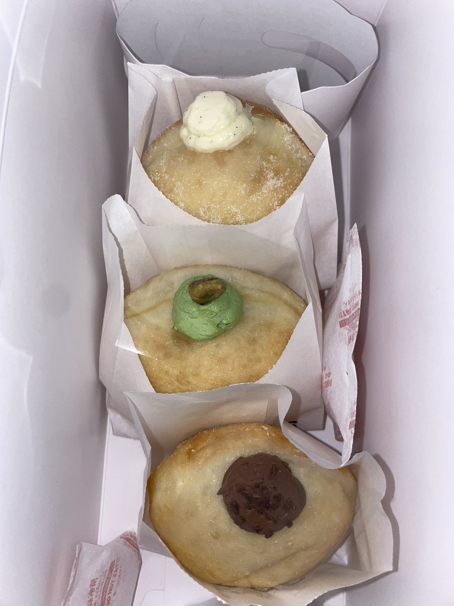 Hikari_2xFE's tweet photo. こんなに美味しいドーナツは初めて!
みんな食べたことある??
#BPCdonuts #Singapore https://t.co/gP7rXnTfDE