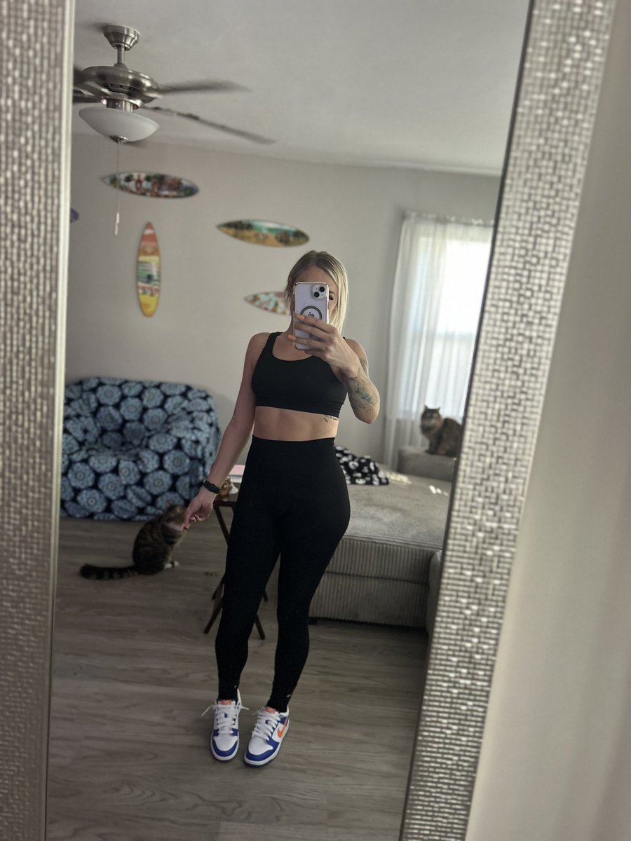 Carlie_Cali's tweet photo. Haven’t posted a picture on here in 3 years… 🤣😅 https://t.co/zzJSGGn7TC