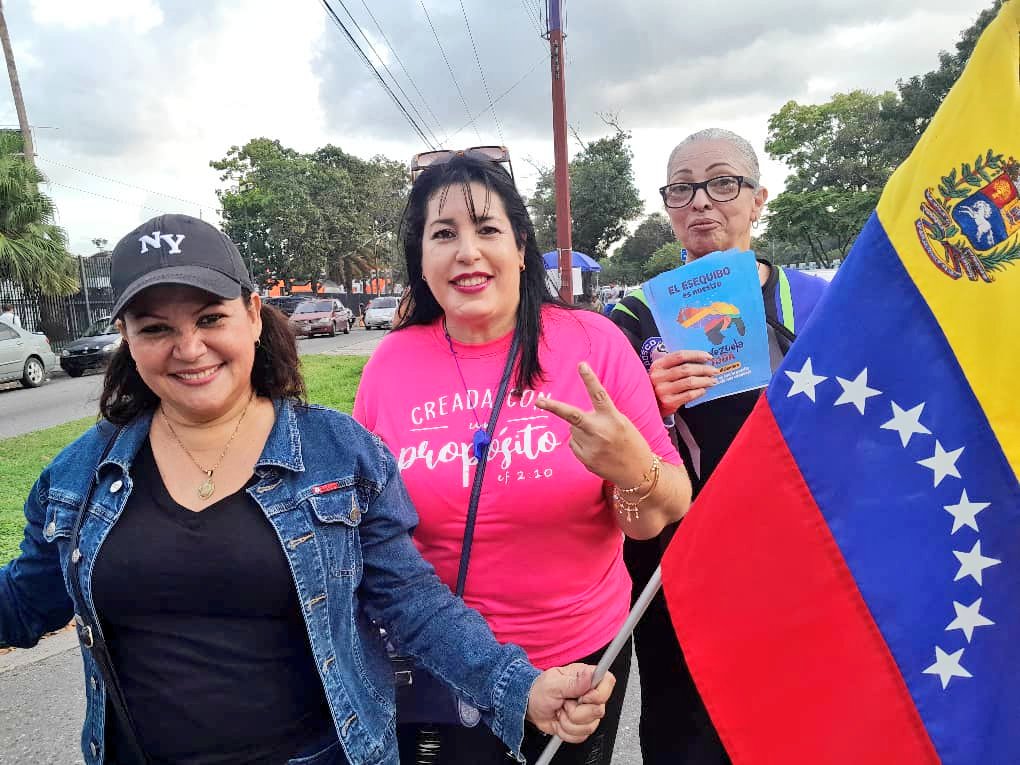 abogado34's tweet photo. 📢 ¡Venezuela toda! 🇻🇪
#EsequiboX5EsVenezuela 🇻🇪
#NaguanaguaToda en defensa de nuestra soberanía, porque el 
#ElEsequiboNosPertenece
¡Y punto!
¡Más nada!
Vota 5 veces SÍ en el Referéndum Consultivo.
@NicolasMaduro @dcabellor @d_guzmanl @PartidoPSUV @gonzalez10ana_ @bpdijmg https://t.co/NTcKDAicCS