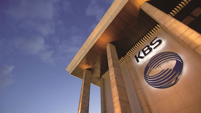 KBS 신임사장은 출근 첫 날,

정부에 비판적이었던 시사 프로그램을 일시에 폐지하고 9시 뉴스 메인 앵커를 예고없이 교체했습니다.

언론을 탄압하고 보도를 통제하는 것.

이게 바로 공산당 아닙니까?