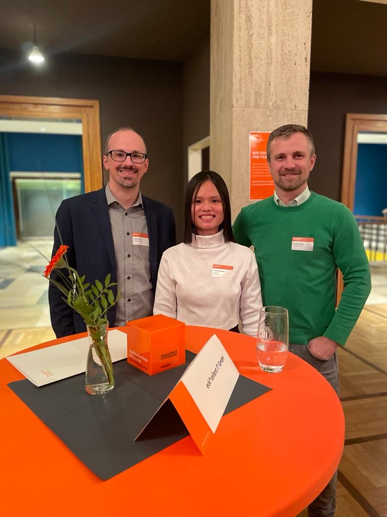 Das neue Semester geht los! Diesmal unterstützen wir eine Studentin der <a href="/fhdortmund_/">FHDortmund</a> mit dem #Deutschlandstipendium. Auf der #Stipendienfeier haben wir unsere Stipendiatin Trang persönlich getroffen - eine inspirierende Begegnung und perfekte Gelegenheit zum Austausch.