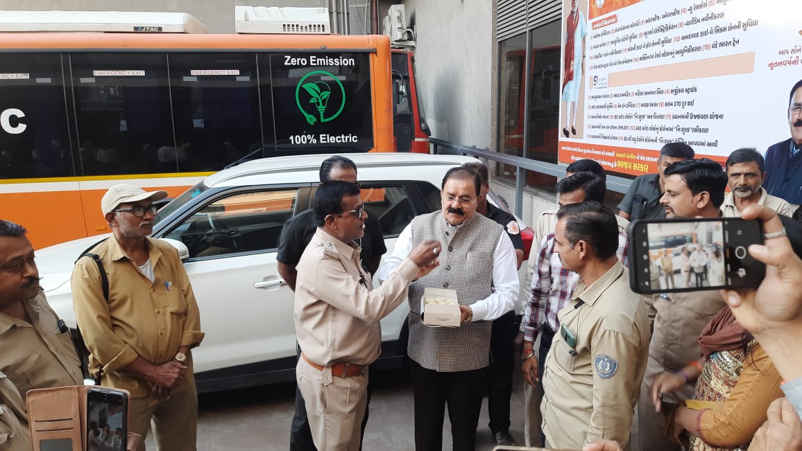 DmRajkot's tweet photo. માનનીય સાંસદ શ્રી રામભાઇ મોકરિયા સાહેબ દ્વારા 🪔 દિવાળી જેવા મહા પર્વ નિમિતે ડ્રાઈવર કન્ડક્ટર ભાઈઓ બહેનો ને.. મીઠું મોઢું કરાવી.. તેઓનો ઉત્સાહ વધારેલ તે બદલ... વિભાગીય નિયામક શ્રી રાજકોટ જે બી કલો તરા સાહેબ માનનીય સાંસદ શ્રી નો ખૂબ ખૂબ આભાર વ્યક્ત કરે છે.. https://t.co/MeTVKR7ZsE