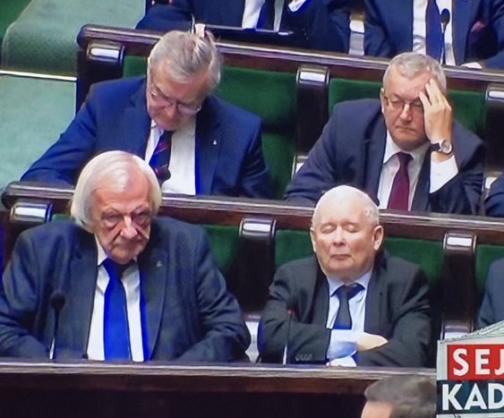 adaskropka's tweet photo. Prezes i spółka zachwyceni przemówieniem Morawieckiego XDDD   To ma vibe obowiązkowego wykładu na uczelni o 8 rano https://t.co/dENjIgtzdI